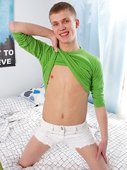 19 y. o. Andrew is having fun in the morning - Gay boys pics at Twinkest.com