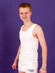 Matthew Philipps, hot 18 y.o. straight boy shows body - Gay boys pics at Twinkest.com