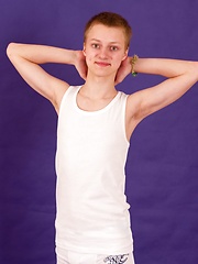 Matthew Philipps, hot 18 y.o. straight boy shows body - Gay boys pics at Twinkest.com