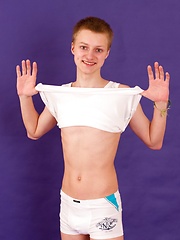 Matthew Philipps, hot 18 y.o. straight boy shows body - Gay boys pics at Twinkest.com