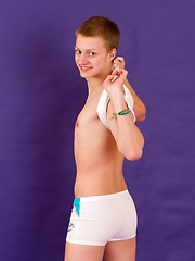 Matthew Philipps, hot 18 y.o. straight boy shows body - Gay boys pics at Twinkest.com