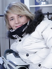 Horny twinks keep warm by fucking raw! - Gay boys pics at Twinkest.com