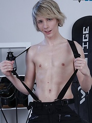 Horny twinks keep warm by fucking raw! - Gay boys pics at Twinkest.com