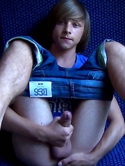 Boys having fun in train - Gay boys pics at Twinkest.com
