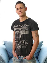 Enrique is just the kind of guy that makes us go weak in the knees - Gay boys pics at Twinkest.com