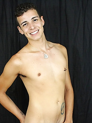 Hung Aaron Beats His Big Meat - Gay boys pics at Twinkest.com