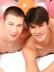 A hot twink threesome just started. - Gay boys pics at Twinkest.com
