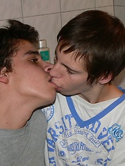 Richard Kooole and Denis Rakay sucking - Gay boys pics at Twinkest.com