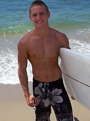 Sexy and tanned surfer boy Noel - Gay boys pics at Twinkest.com