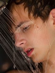 While Jasper Robinson is in the shower he gets a surprise visitor - Gay boys pics at Twinkest.com