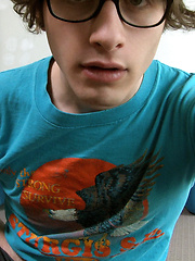 Dude plays with his ass hole - Gay boys pics at Twinkest.com