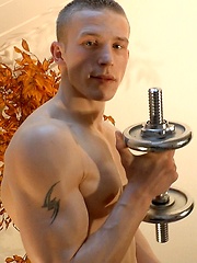 Oiled boy pumps up his biceps - Gay boys pics at Twinkest.com