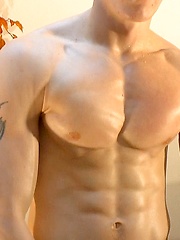 Oiled boy pumps up his biceps - Gay boys pics at Twinkest.com