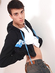 David plays with own tight asshole - Gay boys pics at Twinkest.com
