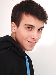 David plays with own tight asshole - Gay boys pics at Twinkest.com