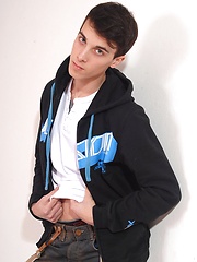 David plays with own tight asshole - Gay boys pics at Twinkest.com