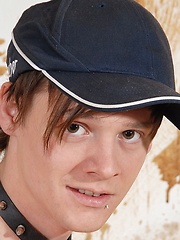 Freddie shows uncut dick - Gay boys pics at Twinkest.com