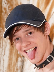 Freddie shows uncut dick - Gay boys pics at Twinkest.com