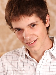 Frat boy Zylen Ray blows his load onto his stomach. - Gay boys pics at Twinkest.com