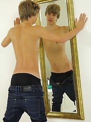 Super cute Justin Smith jerking off in a mirror. - Gay boys pics at Twinkest.com