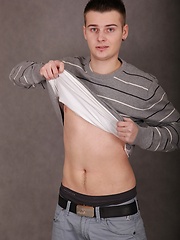 Cute boy Jace Bryant busts a nut over his stomach. - Gay boys pics at Twinkest.com