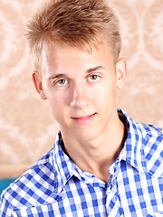 Gorgeous blond Chris Hollander blows load onto his abs. - Gay boys pics at Twinkest.com