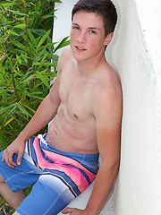 Smiley twink boy Cole - Gay boys pics at Twinkest.com