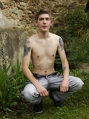 Pete Crash whips out his big dick in the backyard. - Gay boys pics at Twinkest.com