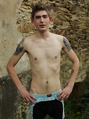 Pete Crash whips out his big dick in the backyard. - Gay boys pics at Twinkest.com