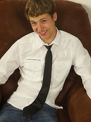 Twink Levi Lee masturbates wearing only his tie. - Gay boys pics at Twinkest.com
