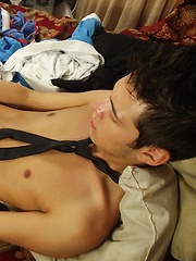 Gorgeous Matt Steele eating his own cum after masturbating. - Gay boys pics at Twinkest.com