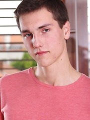 Well hung Andrew Momo spreads his hairy ass cheeks. - Gay boys pics at Twinkest.com