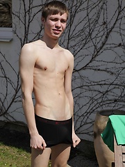 Gorgeous twink Andreas busts hit nut outdoors. - Gay boys pics at Twinkest.com