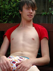 Fun-loving Daniel works up a sweat - Gay boys pics at Twinkest.com