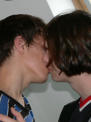 Barrett shows off his latest squeeze Reno - Gay boys pics at Twinkest.com