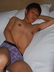 Makoto Tugs & Winks - Gay boys pics at Twinkest.com