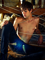 Damien Wolfe introduces himself to the Helix - Gay boys pics at Twinkest.com