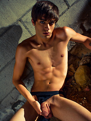 Damien Wolfe introduces himself to the Helix - Gay boys pics at Twinkest.com