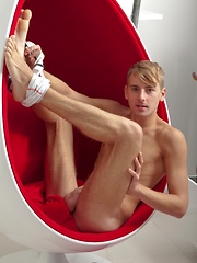 Cute blond Constantine blows huge load over his stomach. - Gay boys pics at Twinkest.com