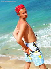 Straight boy Sander solo posing on the beach - Gay boys pics at Twinkest.com