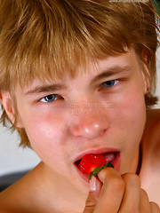 Nude Charles plays with strawberry - Gay boys pics at Twinkest.com