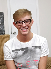 Evan Makes A Home Movie - Gay boys pics at Twinkest.com