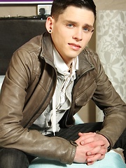Aaron Aurora busts a nut over his hard stomach. - Gay boys pics at Twinkest.com