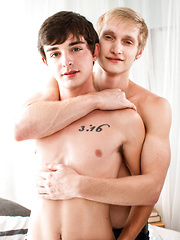 Grayson Lange performs with Max Carter - Gay boys pics at Twinkest.com
