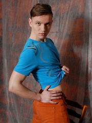 Phillip Barden is a show-off, happy to show his great body for camera - Gay boys pics at Twinkest.com