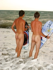 Watch Alan and Raul enjoy themselves on a beach in Italy - Gay boys pics at Twinkest.com
