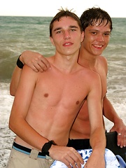 Watch Alan and Raul enjoy themselves on a beach in Italy - Gay boys pics at Twinkest.com