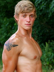 Blake Orson Outdoor Flexing - Gay boys pics at Twinkest.com