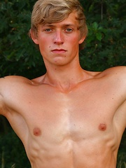 Blake Orson Outdoor Flexing - Gay boys pics at Twinkest.com
