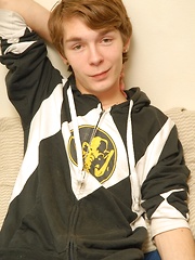 Cute twink Jesse Lugo busts a nut onto his stomach.